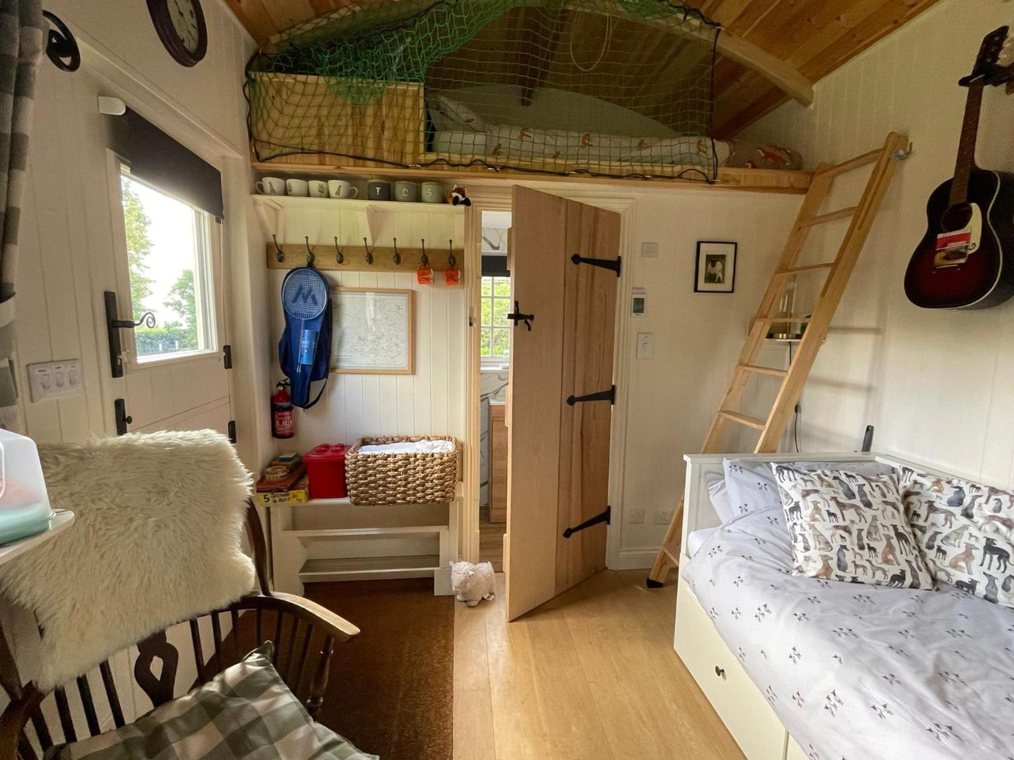 Beautiful Shepherd'S Hut - Lois Weedon Weston  Exterior foto